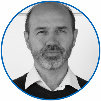 Foto in bianco e nero in primo piano di Massimo Bonazzi - project manager