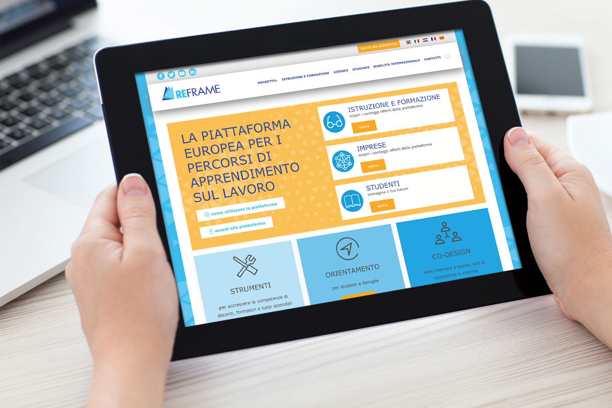 La pagina web del progetto reframe visualizzata dentro ad un ipad