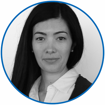 Foto in primo piano in bianco e nero di Sara Larocca - amministrazione