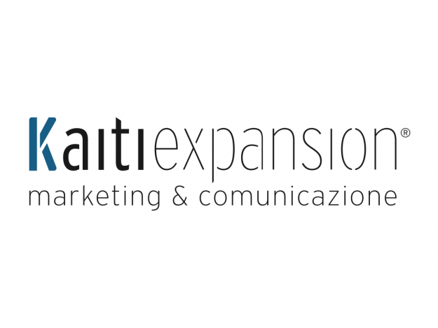 Il logo Kaiti Expansion - scritta Kaiti expansion su unica riga in nero con K blu, appoggia sul pay off 'marketing e comunicazione'