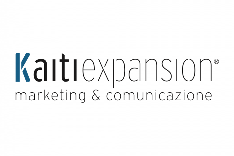 Il logo Kaiti Expansion - scritta Kaiti expansion su unica riga in nero con K blu, appoggia sul pay off 'marketing e comunicazione'