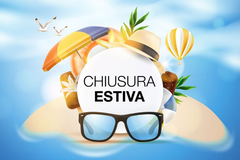 Immagine grafica usata per news chiusura estiva, con elementi tipici dell'estate al mare appoggiati su un'isola di sabbia