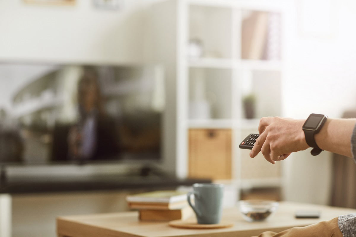 Persone-guardano-la-TV