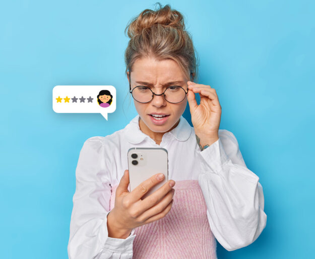 Ragazza guarda una recensione negativa con il suo iphone