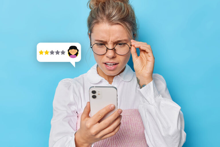 Ragazza guarda una recensione negativa con il suo iphone