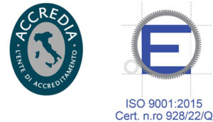 Loghi accredia ente di certificazione ISO 9001:2015, logo ovale verde scuro con scritta appoggiata sul bordo 'Accredia' con altro ovale al centro grigio con un'Italia stilizzata,