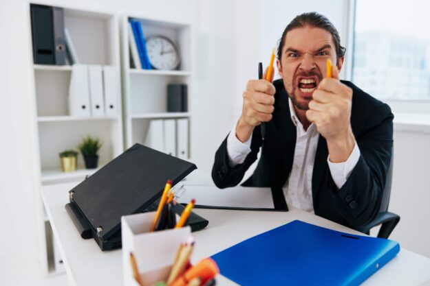 manager-office-work-blue-document-folder-boss-2023-11-27-05-08-49-utc Manager reagisce alle recensioni negative