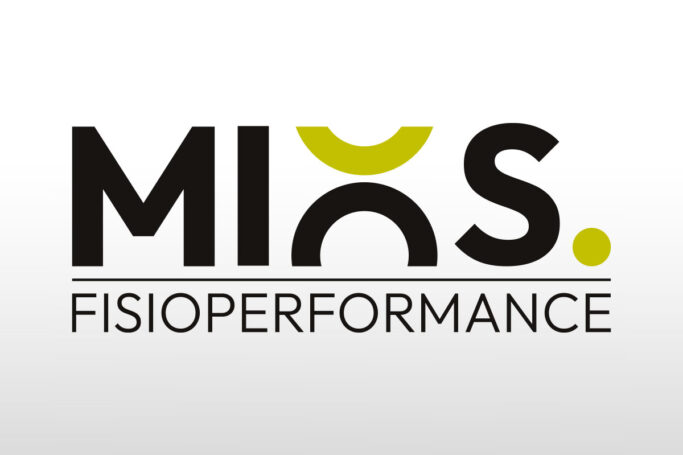 Il logo Mios Fisioperformance, colori nero e verdino, composto da font bold MIOS, dove la O è sostituta da gioco grafico di due lettere O tagliate ed invertite che danno l'idea di un corpo umano stilizzato. Chiude, sotto ad una linea, la scritta fisioperformance tutto maiuscolo