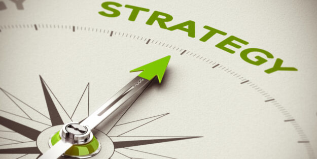 Porzione di bussola con freccia indicante la scritta verde 'Strategy'