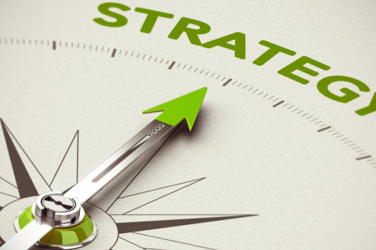Porzione di bussola con freccia indicante la scritta verde 'Strategy'