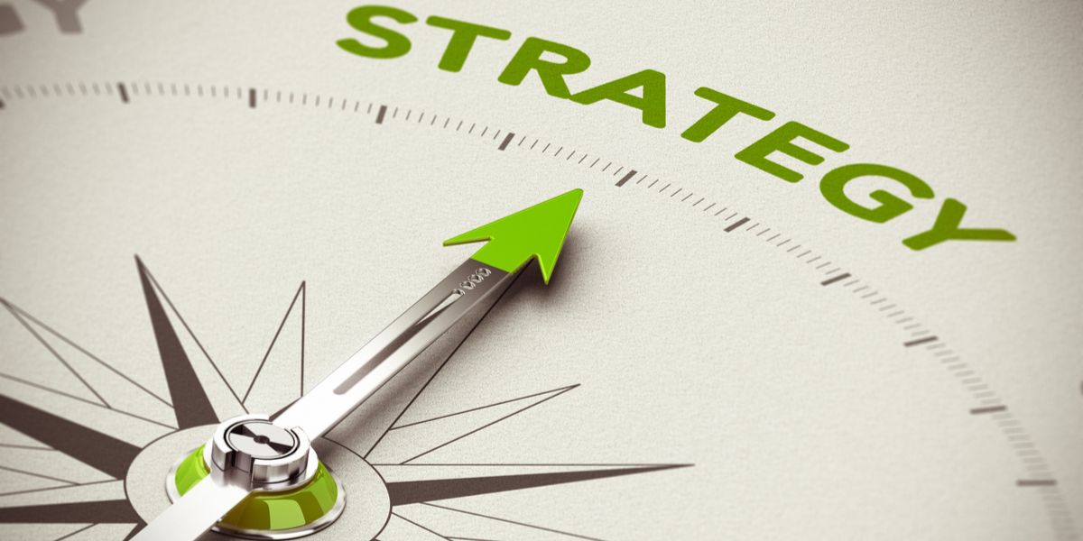 Organizzazione eventi green marketing Porzione di bussola con freccia indicante la scritta verde 'Strategy'