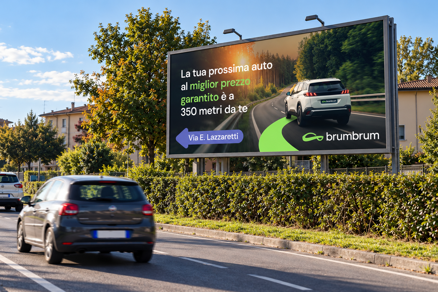 BRUMBRUM-Campagna-affissione-2026 Immagine di una porzione di carreggiata con un auto volkswagen POLO e bordo strada con una siepe verde, sopra un cartello affissione 6metri x 3 con manifesto BRUMBRUM 'la tua prossima auto usata al miglior prezzo garantito è a 350 metri da te'