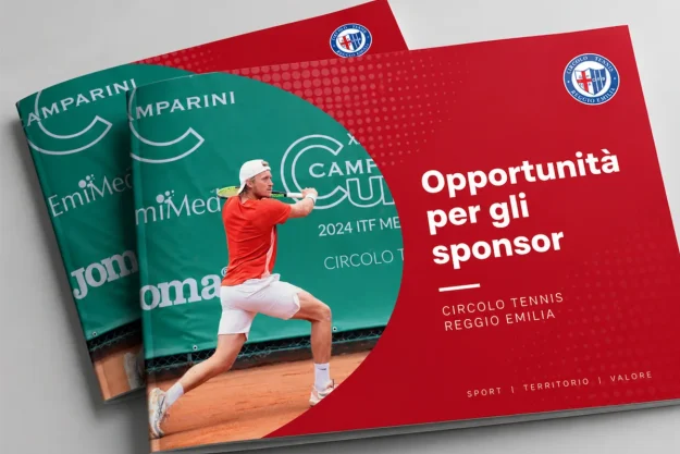 Corredo commerciale sponsor in stampa digitale, formato orizzontale, copertina con giocatore di tennis forma a cerchio sul margine sinistro, fondo copertina rosso intenso con scritta 'opportunità per gli sponsor'