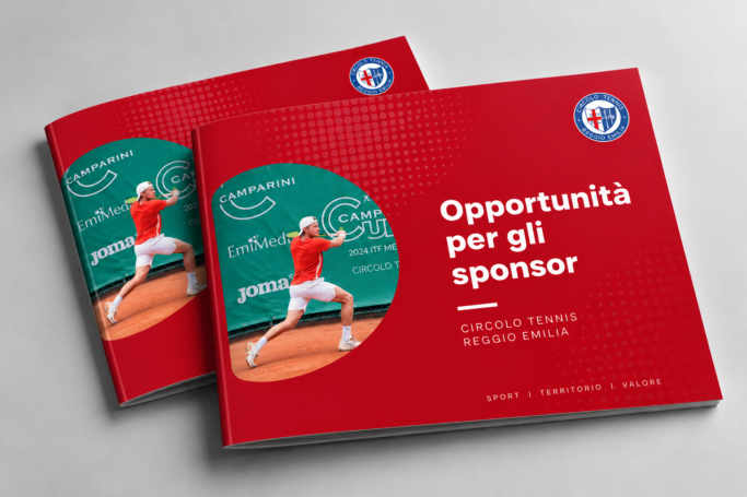 Corredo commerciale sponsor in stampa digitale, formato orizzontale, copertina con giocatore di tennis forma a cerchio sul margine sinistro, fondo copertina rosso intenso con scritta 'opportunità per gli sponsor'