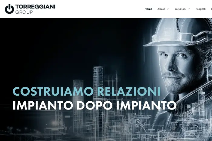 Schermata del sito aziendale Torreggiani Group Spa, con slide Geometra o architetto con casco protettivo indossato, cromie grigio azzurre, scritta 'Costruiamo relazioni impianto dopo impianto' in azzurro/verde. Nell'header logo Torreggiani blu scurissimo e pulsantiera di navigazione