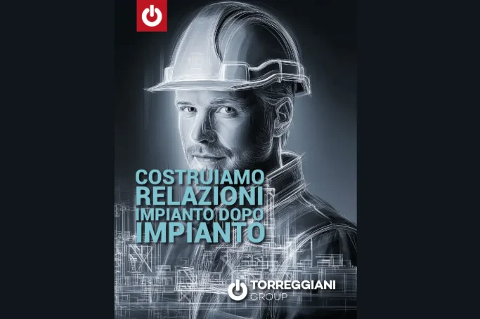 Geometra o architetto con casco protettivo indossato, cromie grigio azzurre, scritta 'Costruiamo relazioni impianto dopo impianto' in azzurro/verde. Chiude il logo Torreggiani group in bianco.